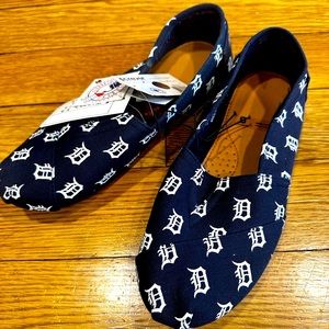 Detroit Tigers slip on.